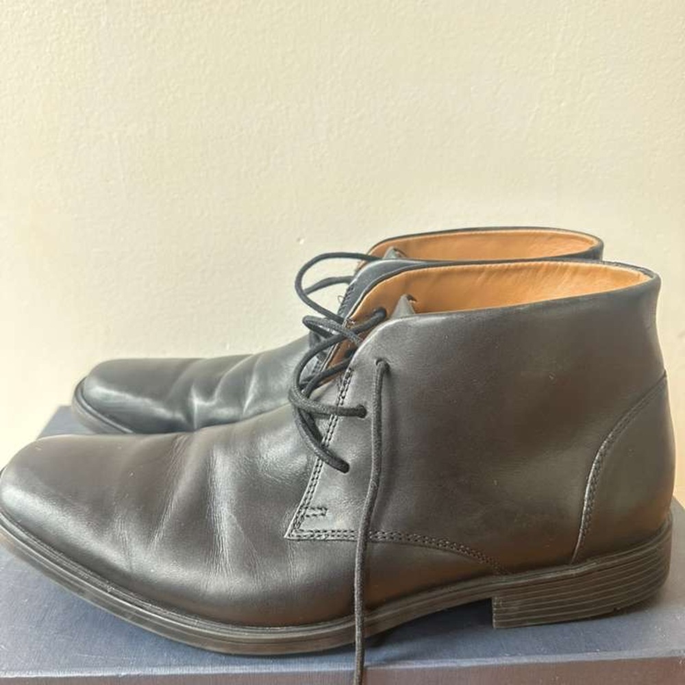 Clarks Men's Black Leather Chukka Boots (Runs small)